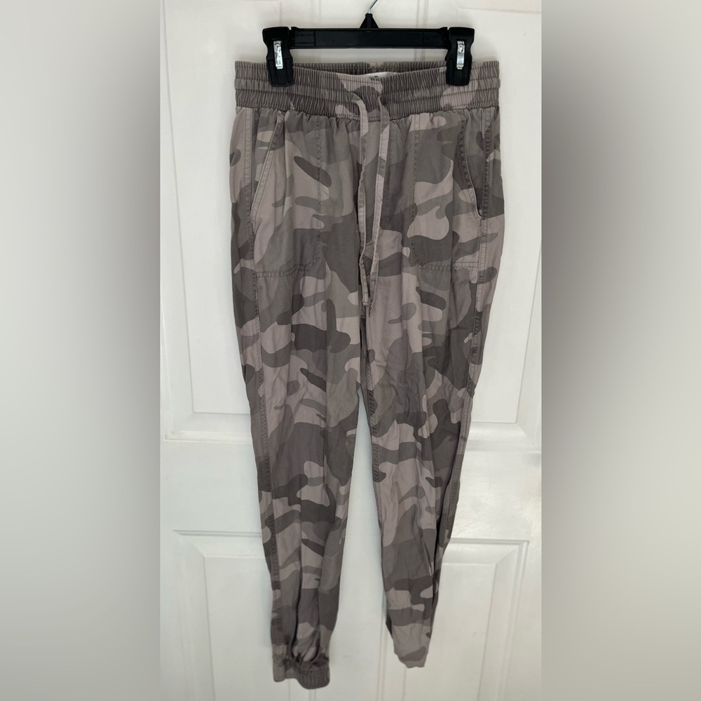 Hollister: ultra high-rise jogger, grey camo print, size XS
